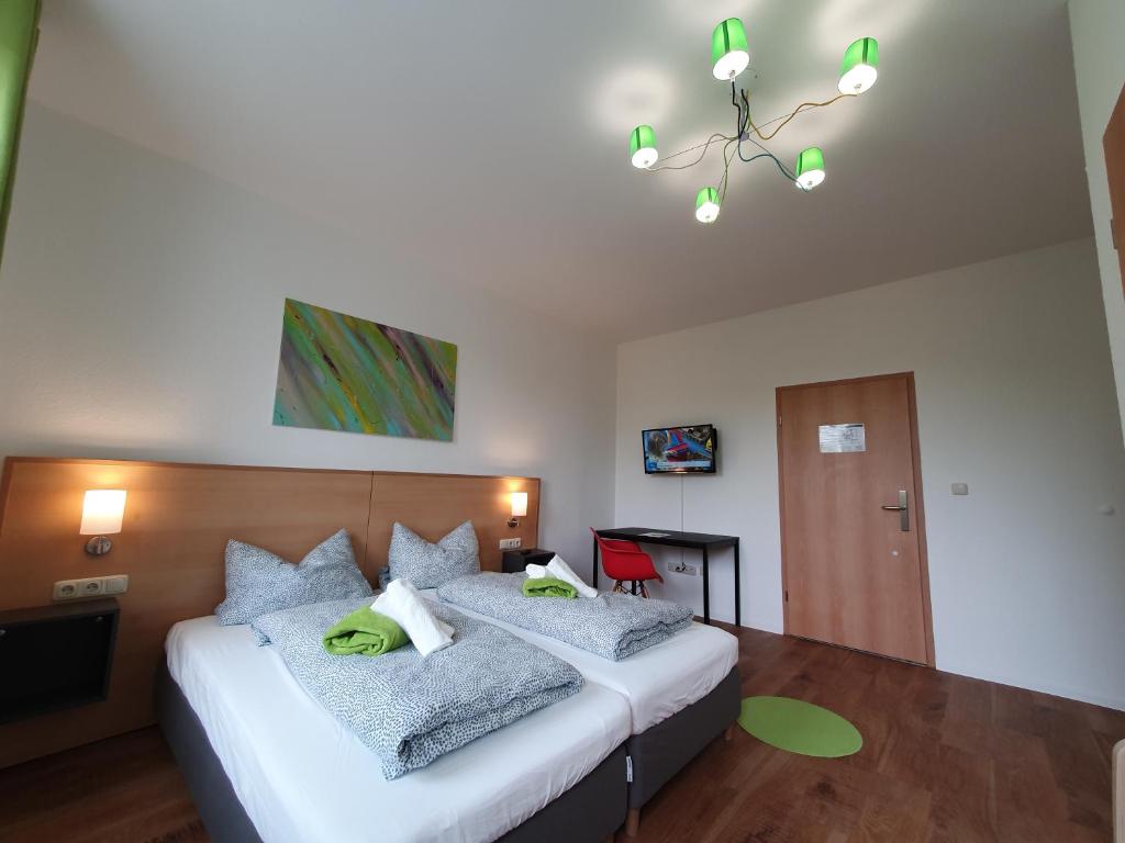 Postel nebo postele na pokoji v ubytování Garni Hotel Biebertal am Milseburgradweg