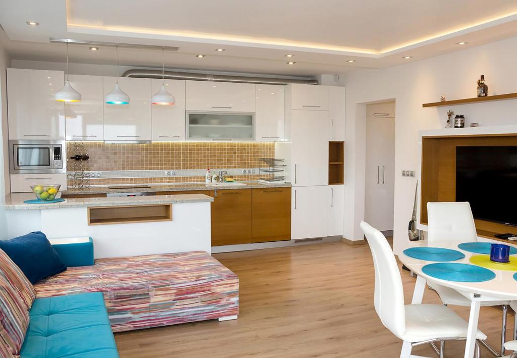 ⎰Summer Blue⎱ 2-BDR, 2-BA with Parking & Sea View