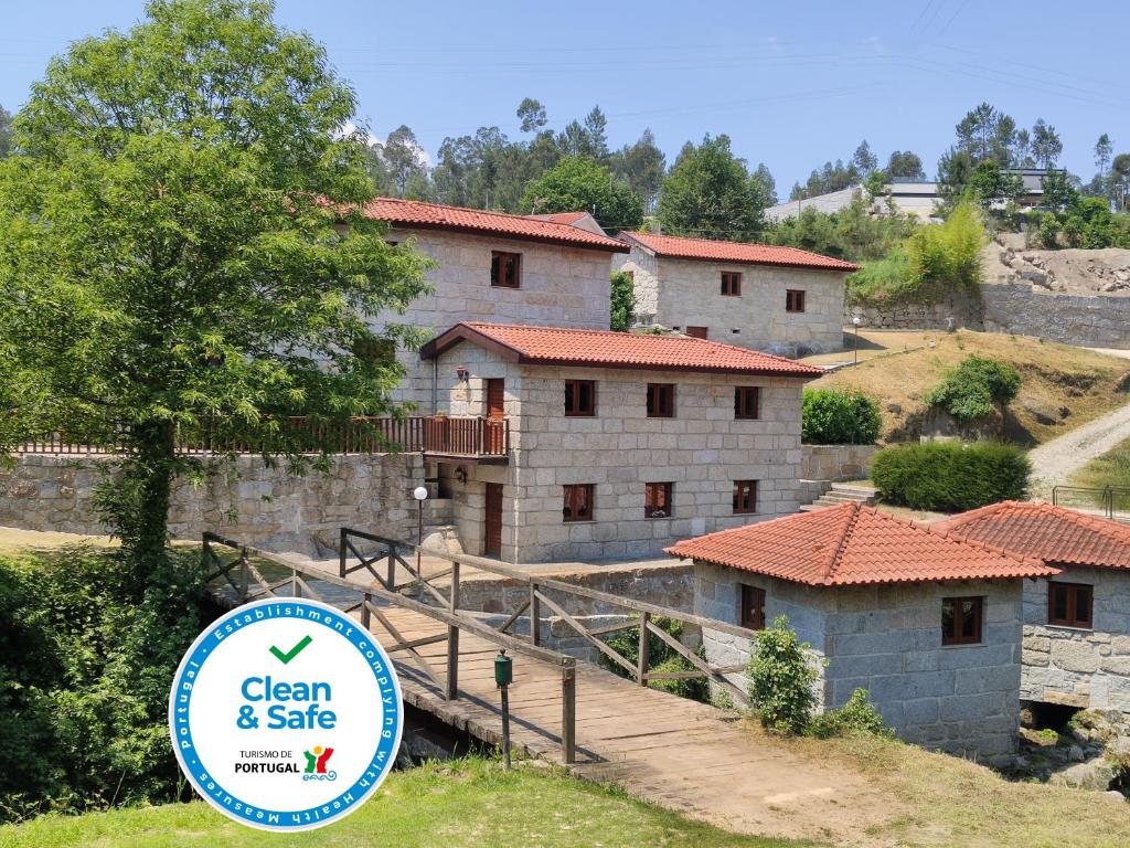 un edificio con un cartello di fronte di Rilhadas Casas de Campo a Fafe