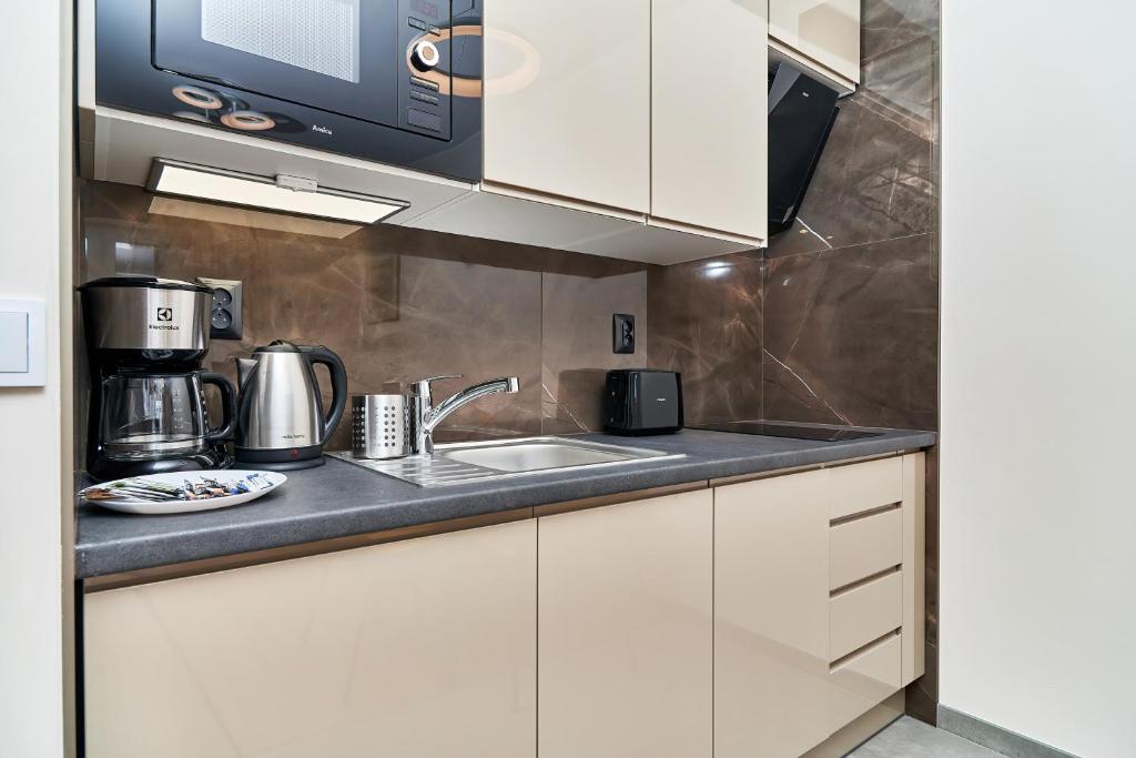 Kuchyňa alebo kuchynka v ubytovaní Exclusive Apartments Marina by Noclegi Renters