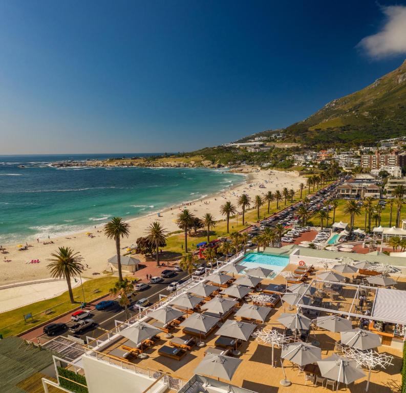 Cape Town的住宿－The Marly Boutique Hotel，享有海滩的空中景致,配有遮阳伞和海洋