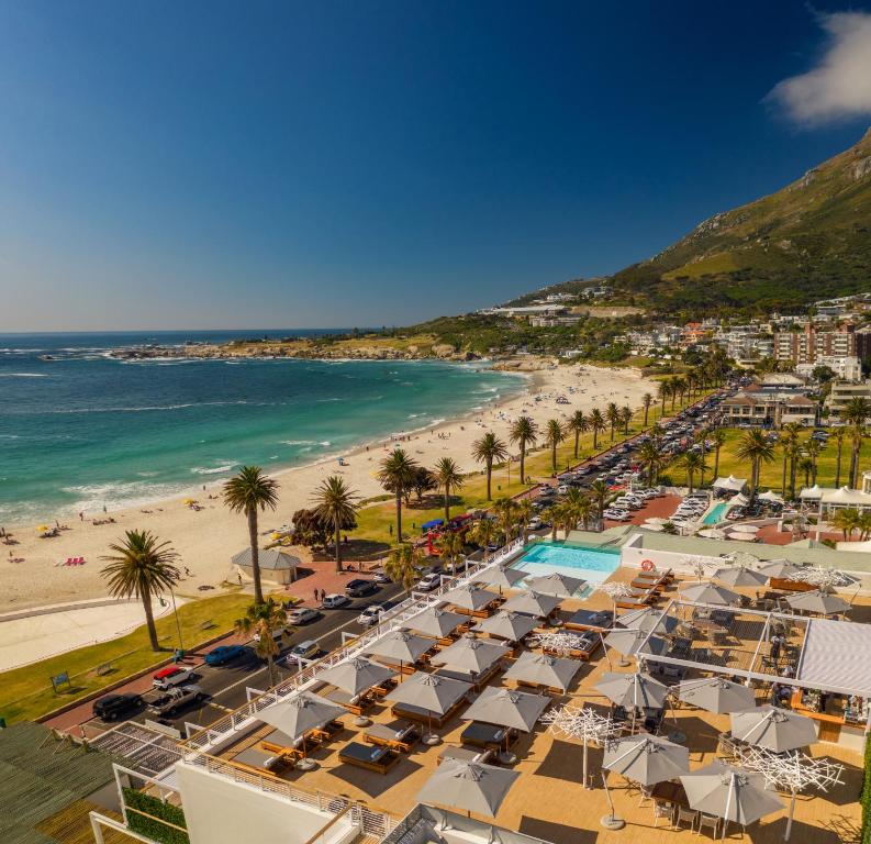 una vista aérea de una playa con sombrillas y el océano en The Marly Boutique Hotel, en Ciudad del Cabo