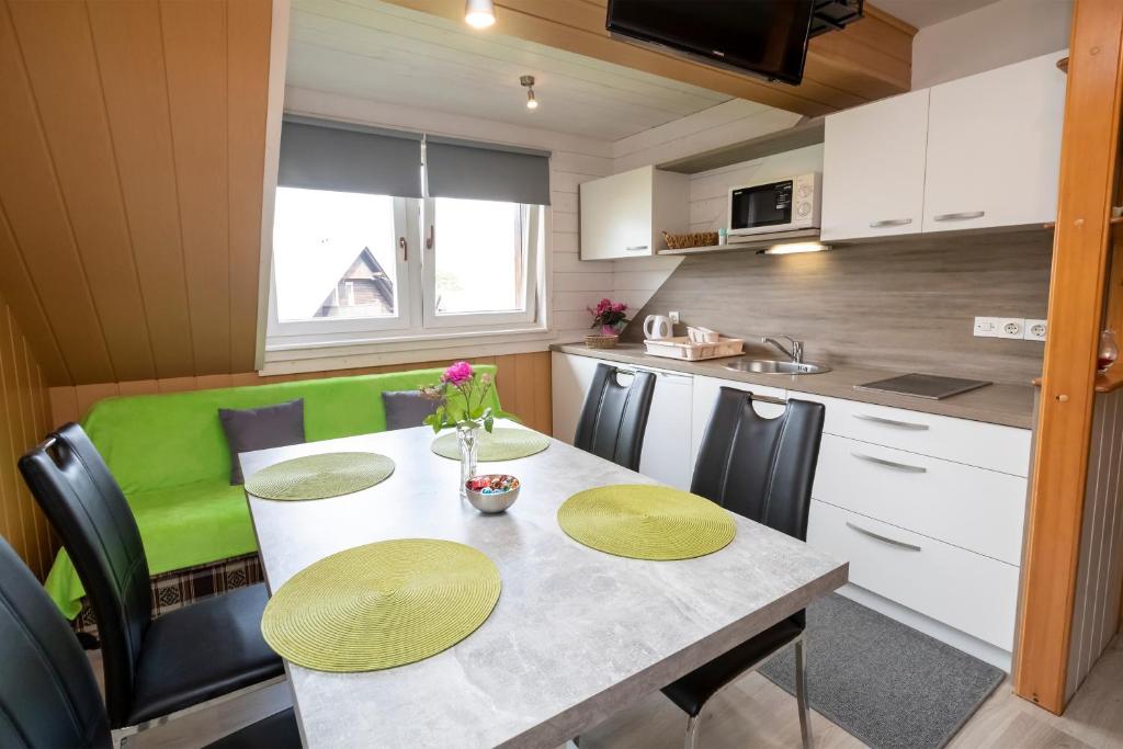 Kuchyň nebo kuchyňský kout v ubytování Apartment Kikelj