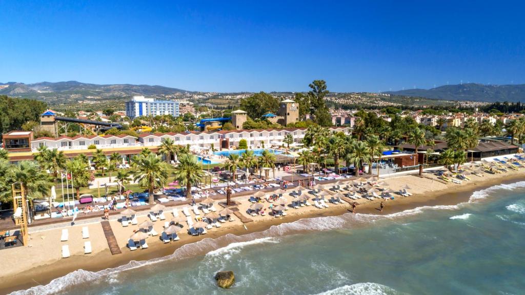 eine Luftaufnahme eines Strandes mit Menschen und dem Meer in der Unterkunft Risus Beach Resort Hotel in Kusadası