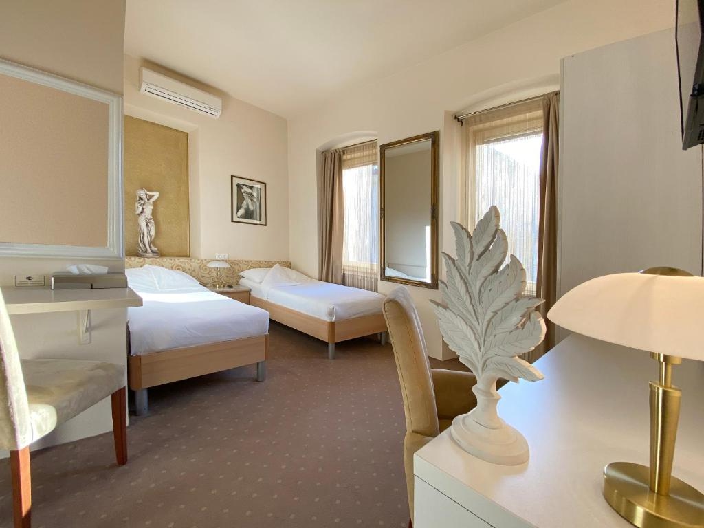 Postel nebo postele na pokoji v ubytování Shangri La Mansion