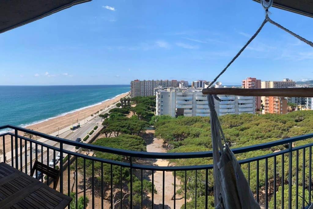 a view of the beach from a hammock at Apartamento primera línea de Mar Enjoy the view in Blanes
