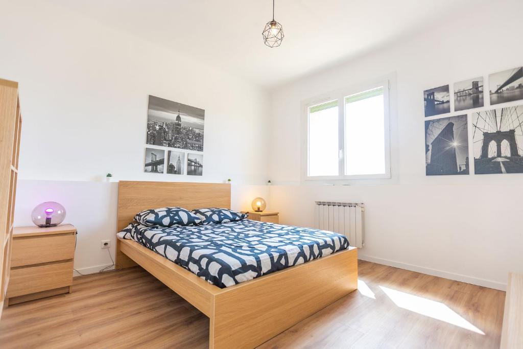 - une chambre blanche avec un lit et une fenêtre dans l'établissement AppartHotel T3 EpicServices Saint-Charles, à Marseille