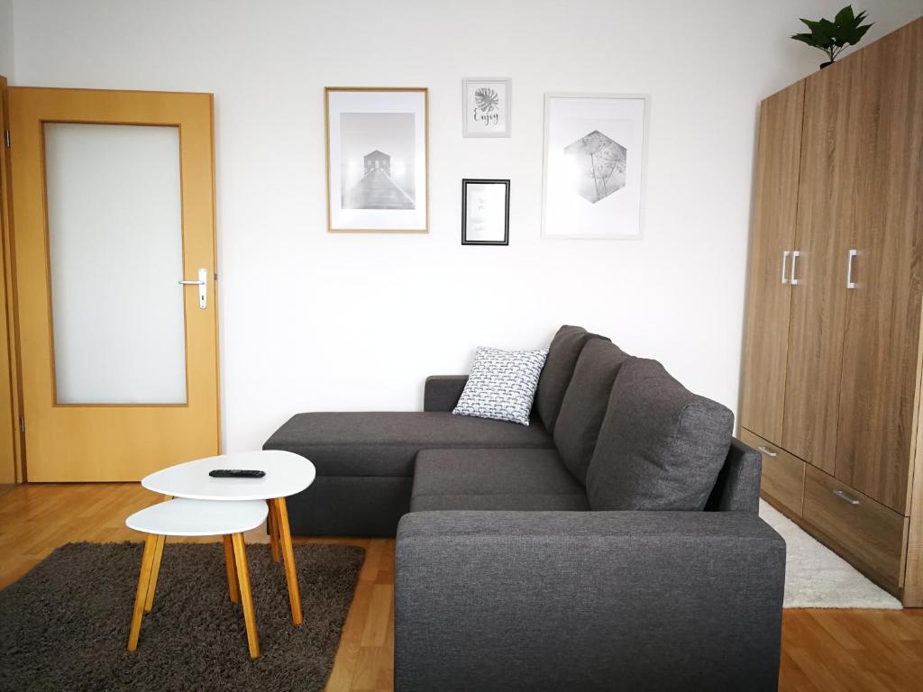 sala de estar con sofá y mesa en Vörösmarty Apartman Miskolc - Belváros - downtown, en Miskolc