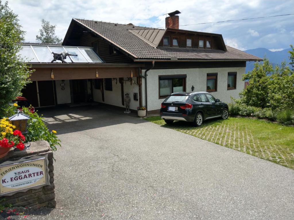 ein in der Einfahrt eines Hauses geparkt in der Unterkunft Ferienwohnungen Eggarter in Fresach
