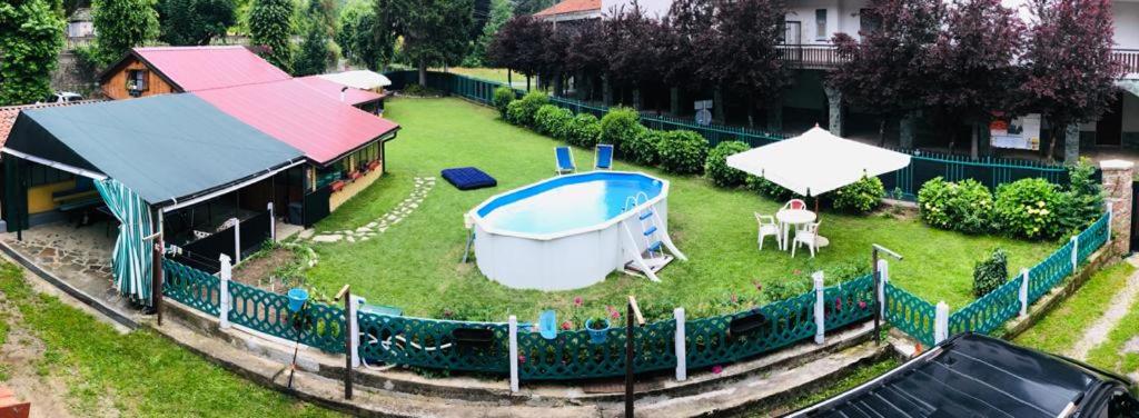 a small backyard with a bath tub in the grass at Sportinghouse in Garessio