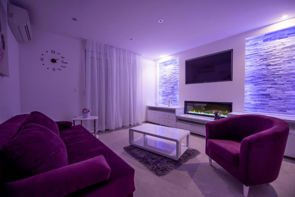 uma sala de estar com um sofá e uma lareira em Lions apartment em Split