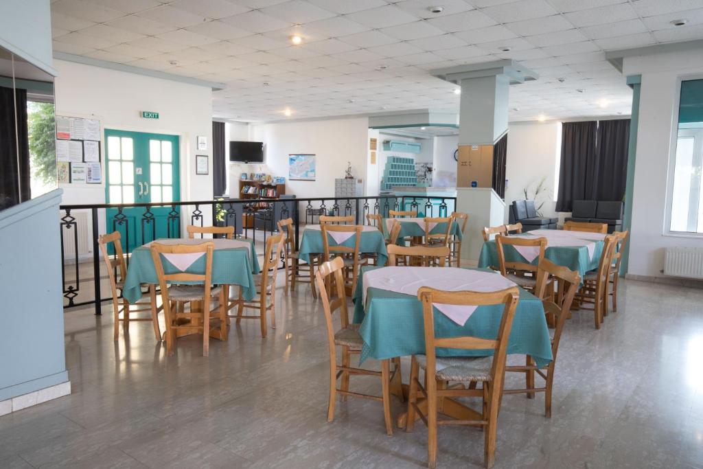 Ein Restaurant oder anderes Speiselokal in der Unterkunft DebbieXenia Hotel Apartments 