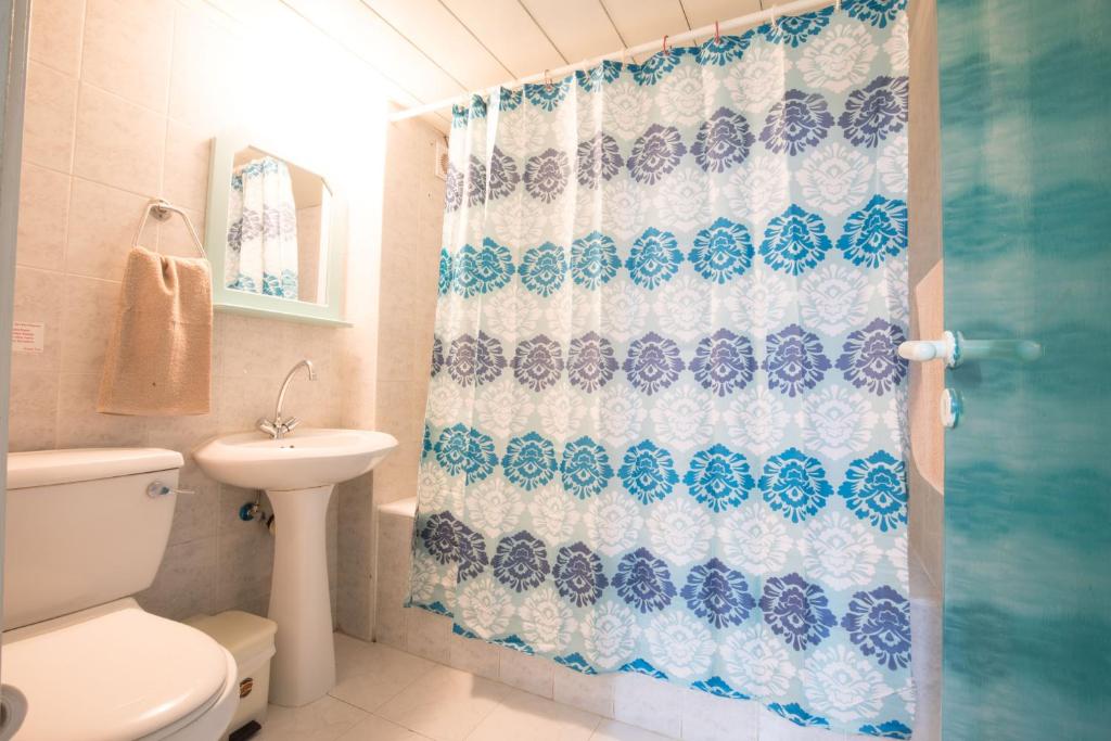 Ein Badezimmer in der Unterkunft DebbieXenia Hotel Apartments
