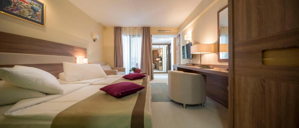 Postel nebo postele na pokoji v ubytování Hotel Park Makarska