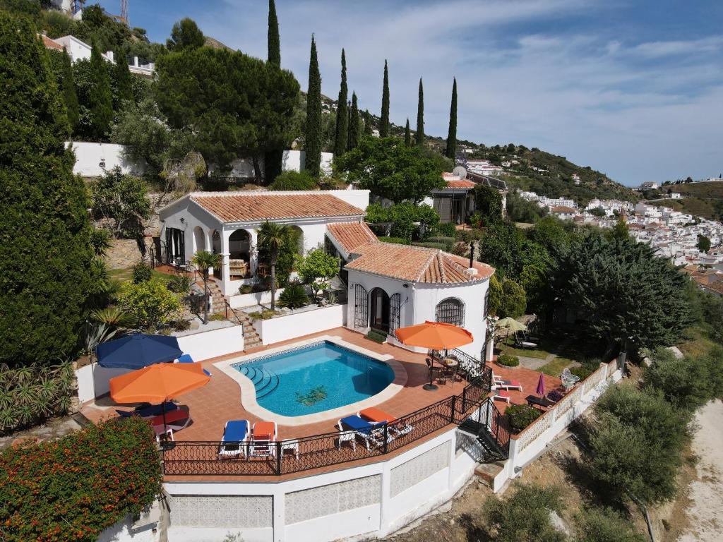 una vista aérea de una casa con piscina en Villa Andalucia, en Cómpeta