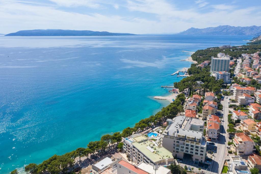 una vista aerea di una città e dell'oceano di Hotel Park Makarska a Makarska