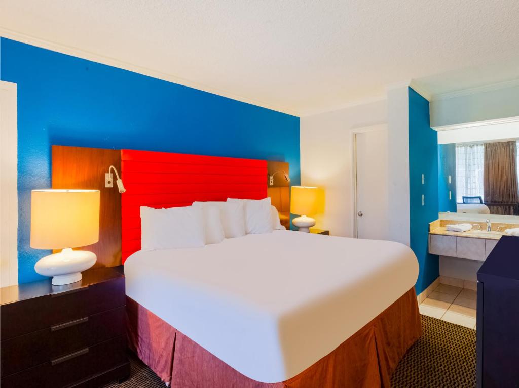 - une chambre avec un grand lit et une salle de bains dans l'établissement Hotel O Jackson I-55 North, à Jackson