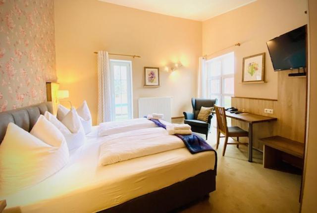 Postel nebo postele na pokoji v ubytování Hotel Zur Kutsche