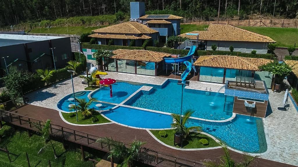 una vista aérea de una casa con piscina en A Fazenda eventos e lazer Lindomar Gonçalves, en Piauí
