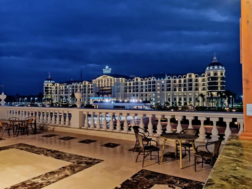 vista su un edificio di notte con tavolo e sedie di Tolip El Forsan Hotel a Ismailia