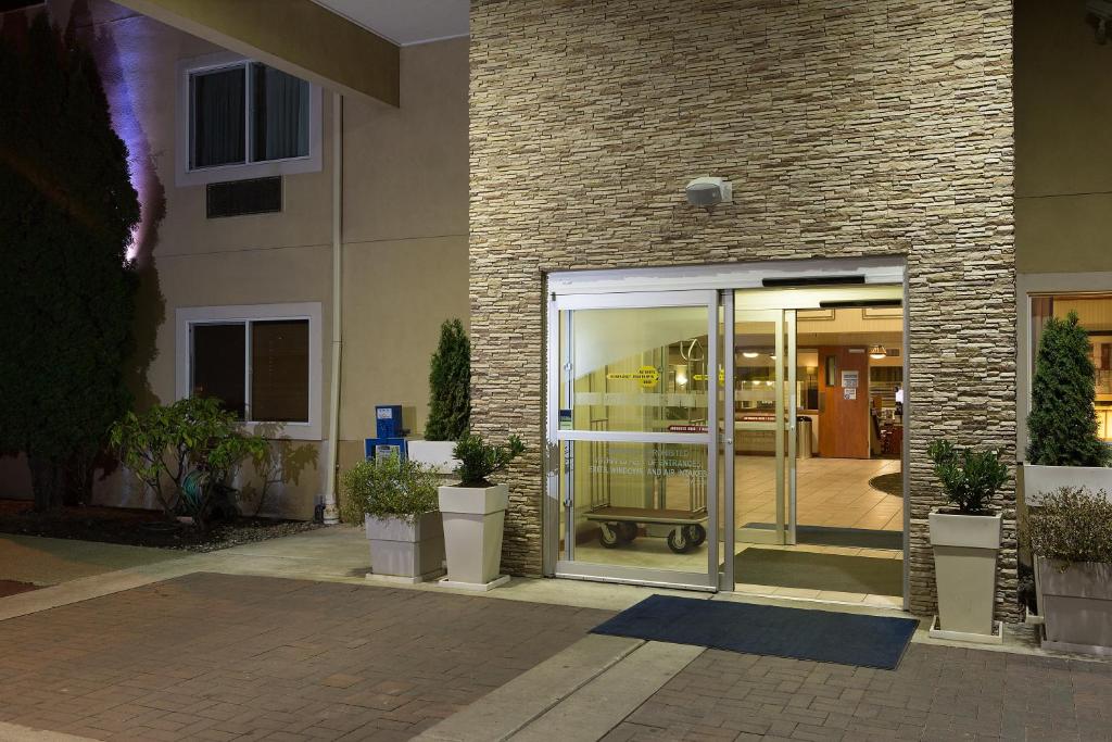 Holiday Inn Express Hotels & Suites Burlington by IHG photo