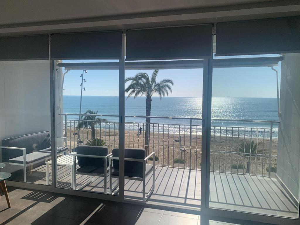 um quarto com vista para o oceano a partir de uma varanda em Calafell Torre Sol 4 em Calafell