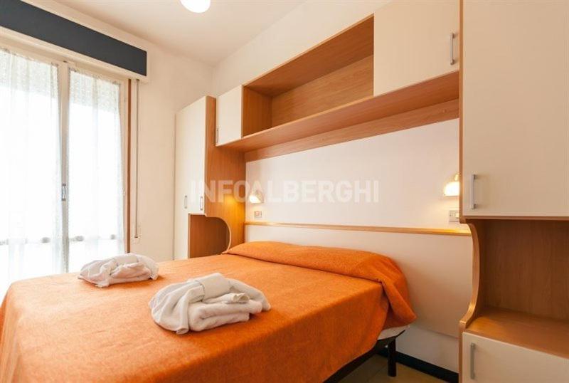 sypialnia z łóżkiem z dwoma ręcznikami w obiekcie Hotel Paradiso w Rimini