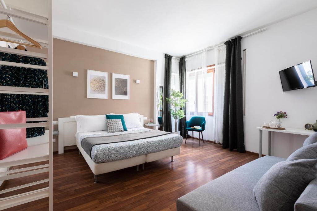 een woonkamer met een bed en een bank bij Momo Central Rome 3 in Rome
