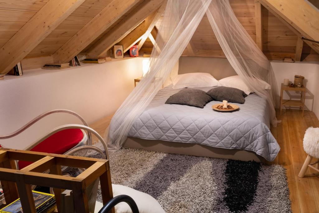 Postel nebo postele na pokoji v ubytování Sinanis Garden House