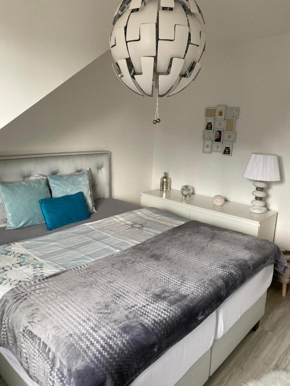 sypialnia z dużym łóżkiem i żyrandolem w obiekcie Deluxe apartmán Liščí kopec w Vrchlabi