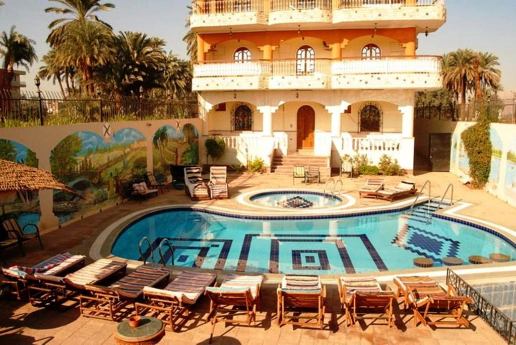 ein Resort mit einem Pool und einem Gebäude in der Unterkunft Leyla Eco Resort in Luxor