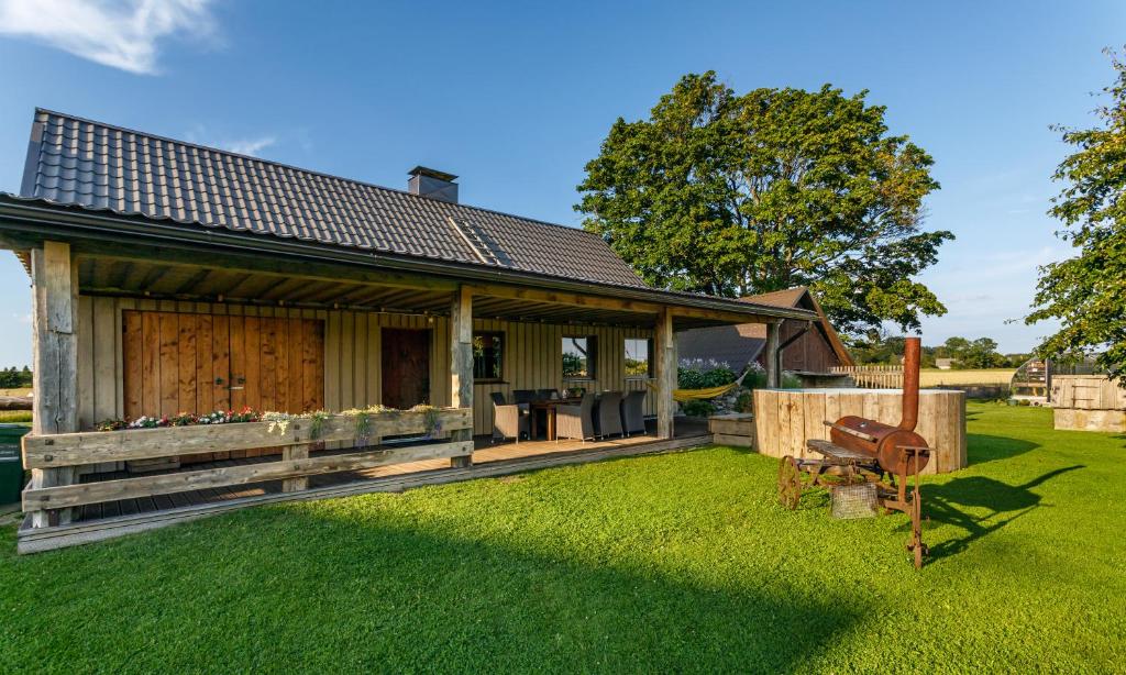 uma casa com um deque e um quintal em Lapite em Pärnumaa