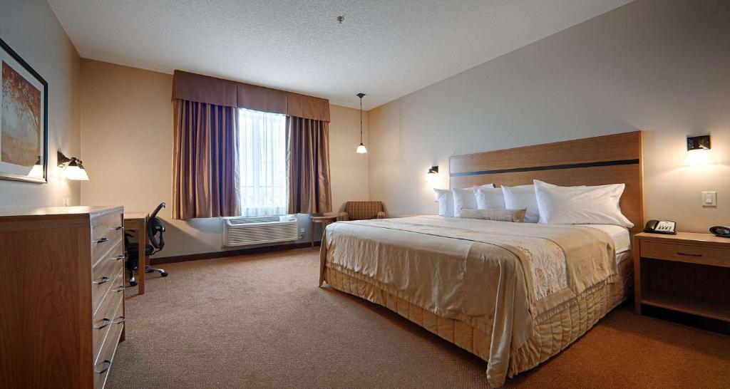 Postel nebo postele na pokoji v ubytování Best Western Plus Chateau Inn Sylvan Lake