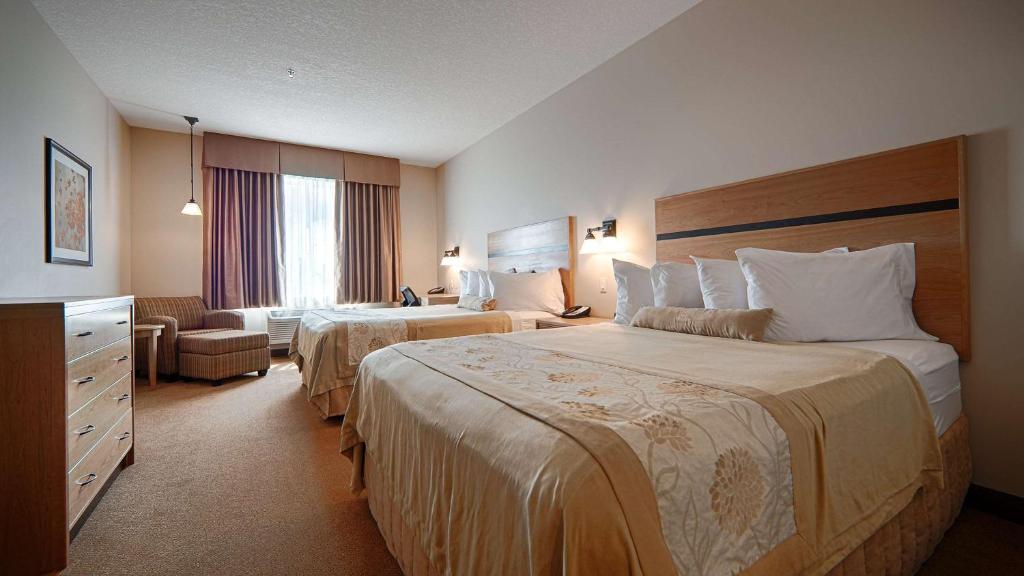 Postel nebo postele na pokoji v ubytování Best Western Plus Chateau Inn Sylvan Lake