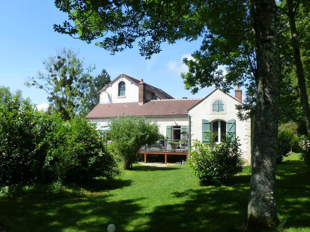 une maison blanche avec une cour arborée dans l'établissement CHEZ d'eau, à Marigny-le-Cahouet