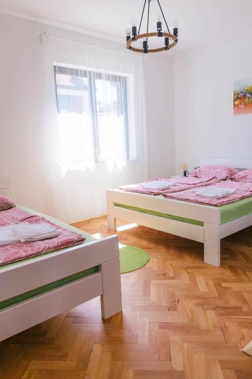 Postel nebo postele na pokoji v ubytování Sobe Kaki in kivi