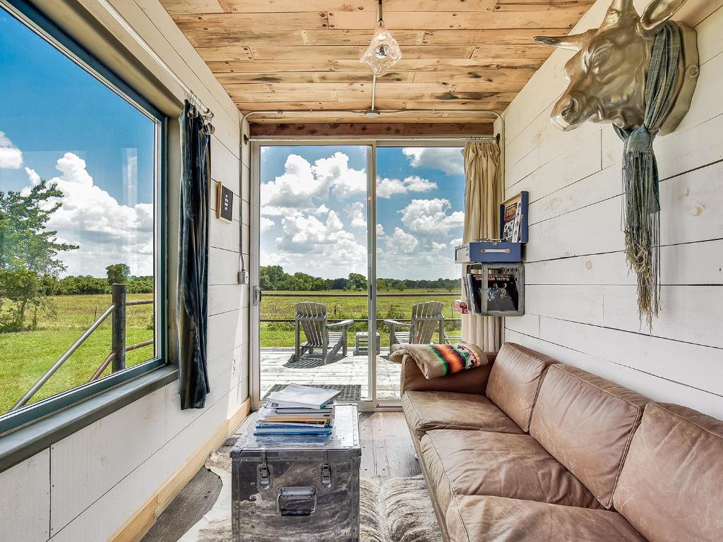 Posezení v ubytování FlopHouze Shipping Container Hotel
