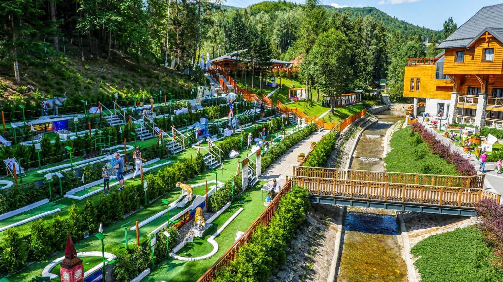 Vonkajšia záhrada v ubytovaní Hotel Czarny Potok Resort SPA & Conference