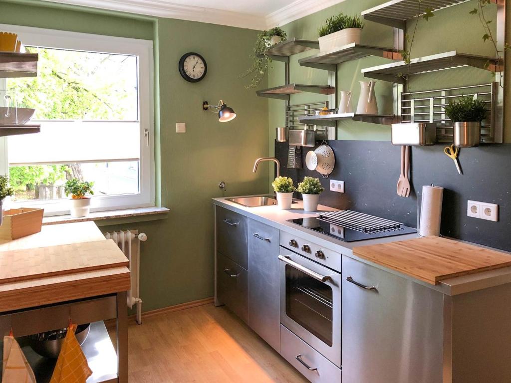 uma cozinha com um fogão, um lavatório e uma janela em Ferienwohnung im Zentrum Brilons em Brilon