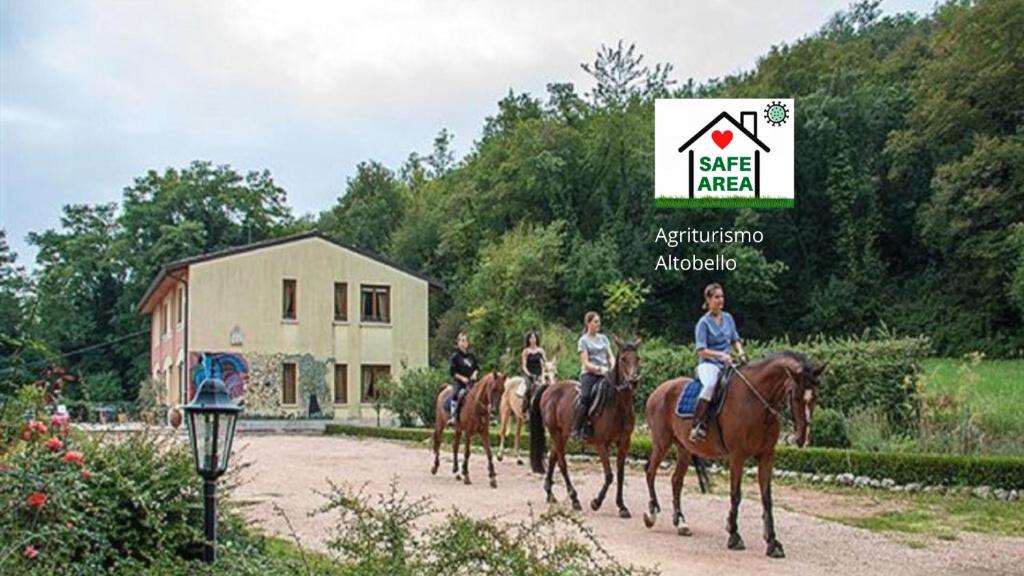 um grupo de pessoas andando a cavalo por uma estrada de terra em Agriturismo Altobello em Verona