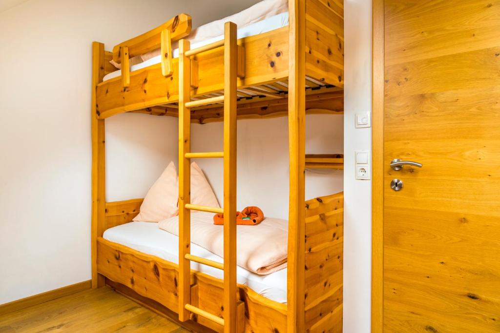 Palanda nebo palandy na pokoji v ubytování Tonibauer