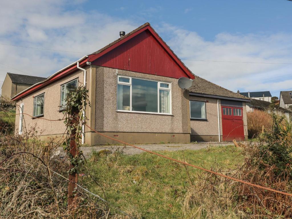 una casa con techo rojo en Am Bruaich, en Lochgilphead