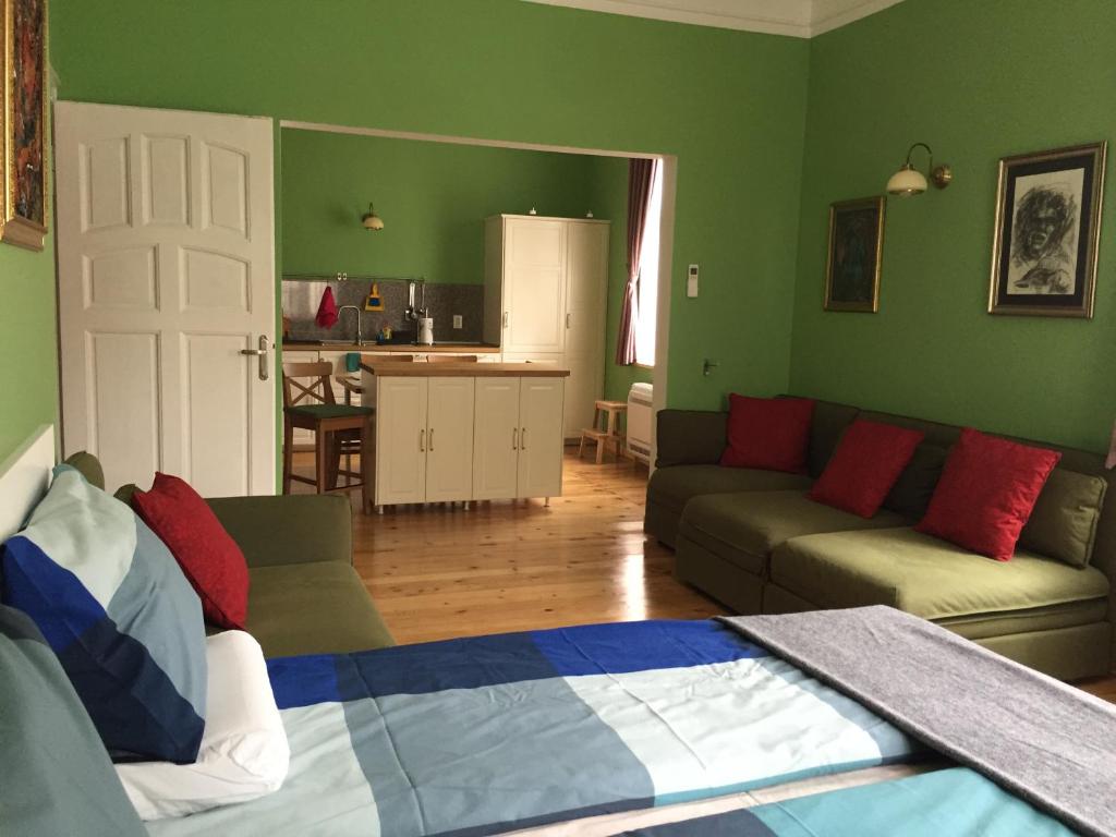 uma sala de estar com uma cama e um sofá em Апартамент ELSOR em Burgas