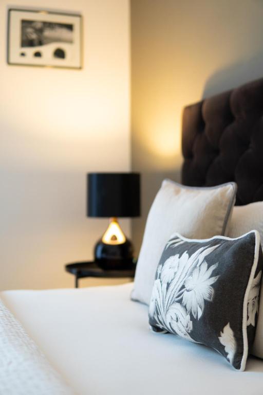 sypialnia z łóżkiem z poduszką i lampą w obiekcie Apartment Hanna w Meranie