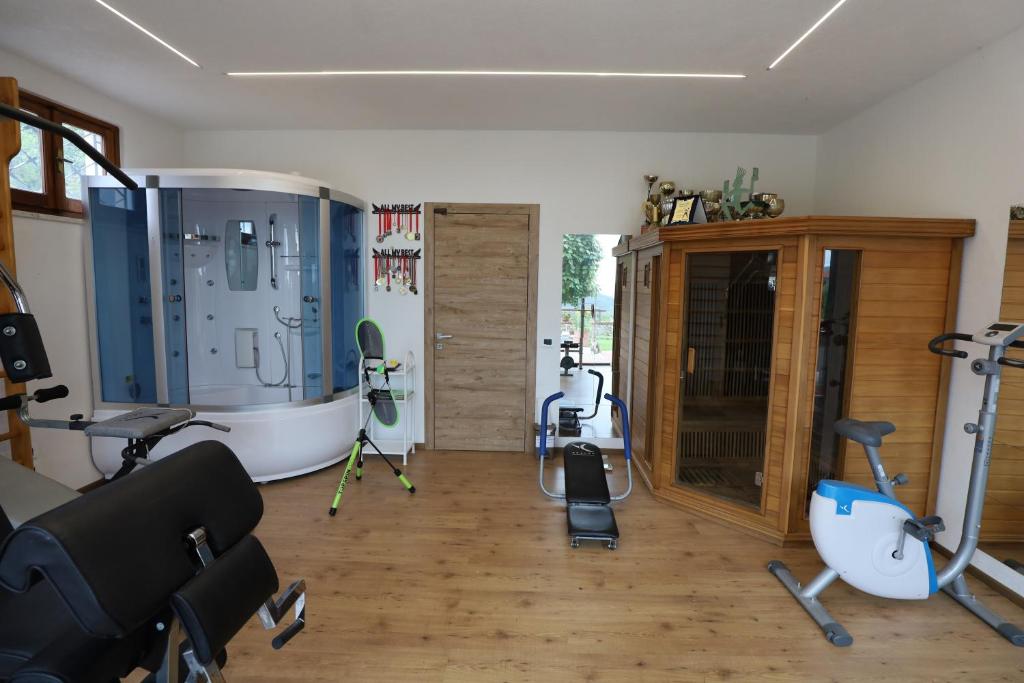 The fitness centre and/or fitness facilities at Totohouse Da Marco piscina riscaldata