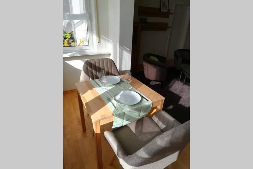 stół i krzesła w salonie w obiekcie Am Mühlbach w mieście Sinsheim