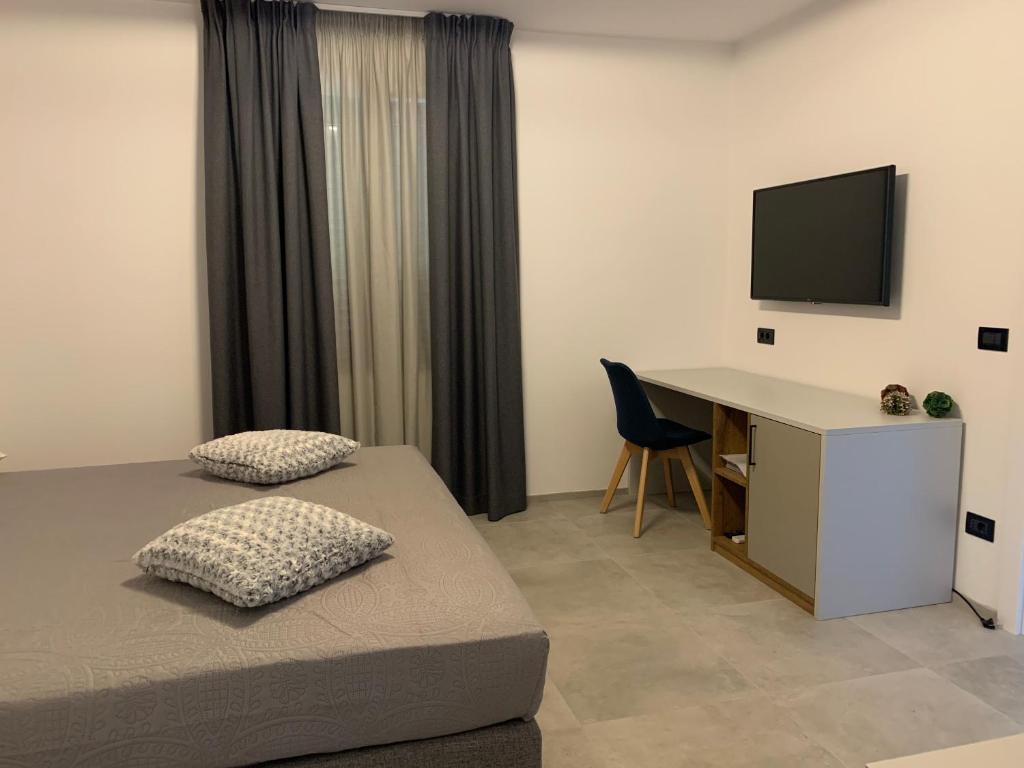 Televízia a/alebo spoločenská miestnosť v ubytovaní Apartments & Room Piutti