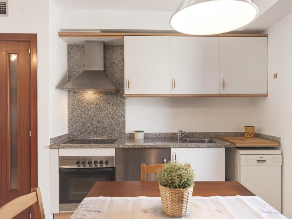 Kuchyňa alebo kuchynka v ubytovaní Lets Holidays Centric apartment with parking