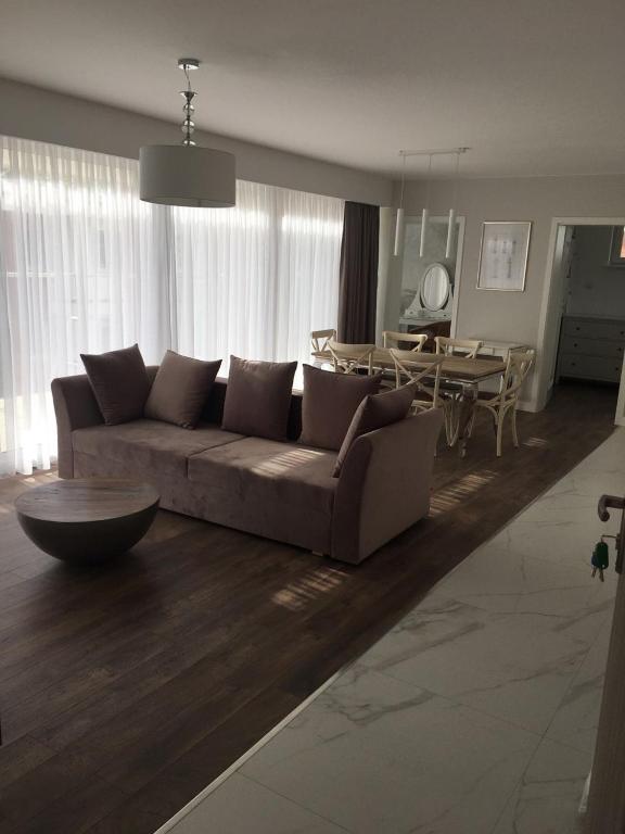 Część wypoczynkowa w obiekcie Apartament Amalia z tarasem widokowym i bocznym balkonem