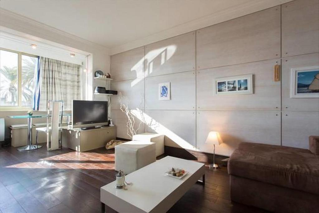 un salon avec un canapé et une table dans l'établissement Residence Saint Marc, à Cannes